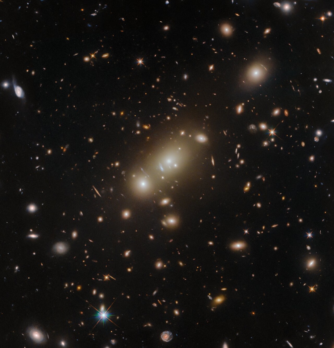 Фото: ESA/Hubble & NASA, H. Ebeling