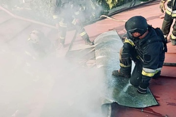 Rusos vuelven a bombardear Jersón: 4 bomberos heridos 