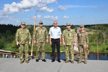 El Embajador de Alemania visita la frontera norte de Ucrania