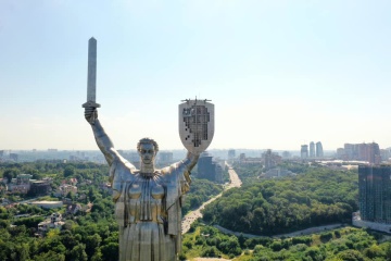 Kyjiw: Dreizack auf Mutter-Heimat-Statue wird montiert