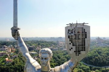Se instala el Tridente en la Estatua de la Madre Patria en Kyiv