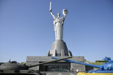Ukrainischer Dreizack an Mutter-Heimat-Statue in Kyjiw angebracht