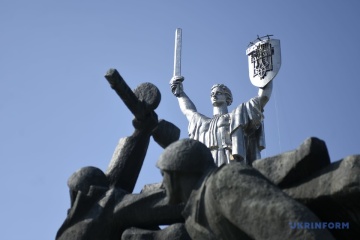 Ukrainischer Dreizack an Mutter-Heimat-Statue in Kyjiw angebracht
