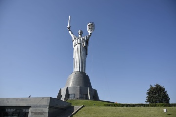 キーウ市内の「祖国の母」像の盾の紋章、ソ連のものからウクライナ国章に変更