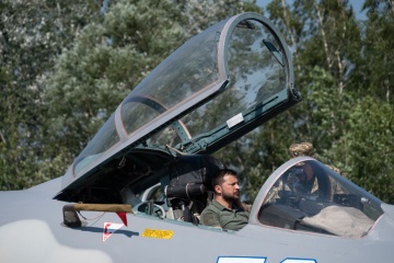 Präsident Selensyj besichtigt Waffen der Luftstreitkräfte