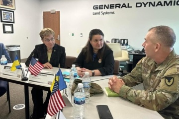 Embajadora de Ucrania visita la planta estadounidense que produce tanques Abrams