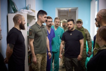 Zelensky visits wounded soldiers in Zaporizhzhia region
