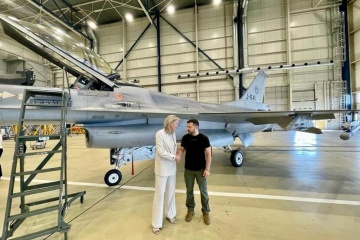 Selenskyj besucht Luftwaffenstützpunkt mit F-16 in den Niederlanden