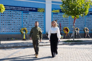 Präsidentenpaar gedenkt der gefallenen Soldaten in Kyjiw