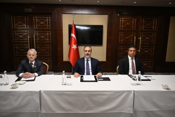 El ministro de Asuntos Exteriores de Turquía se reúne con líderes del pueblo tártaro de Crimea en Ucrania