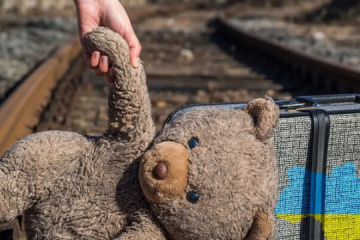 ロシアに連れ去られたウクライナ児童１１名、慈善団体の支援により帰還