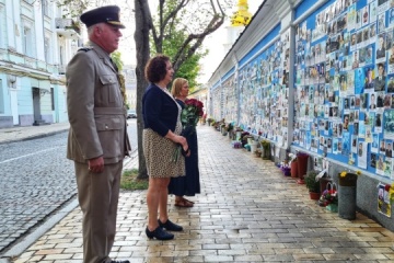 British diplomats honor memory of fallen Ukrainian defenders