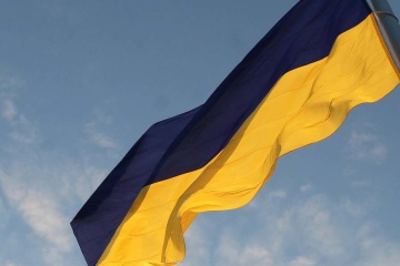 Ukrainische Flagge bei Antoniwka-Brücke am linken Dnipro-Ufer gehisst