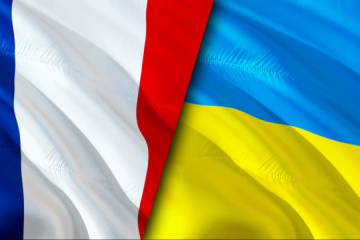 Fejkowe zdjęcie - Francja „składa życzenia” Ukrainie z okazji Dnia Niepodległości z mapą bez Krymu

