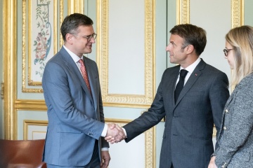 Kuleba se reúne con Macron para hablar sobre apoyo militar y exportaciones de cereales