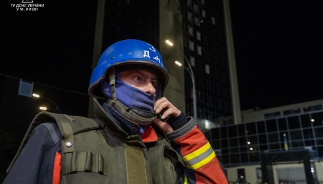 У Києві внаслідок нічної атаки дронів пошкоджена адміністративна будівля