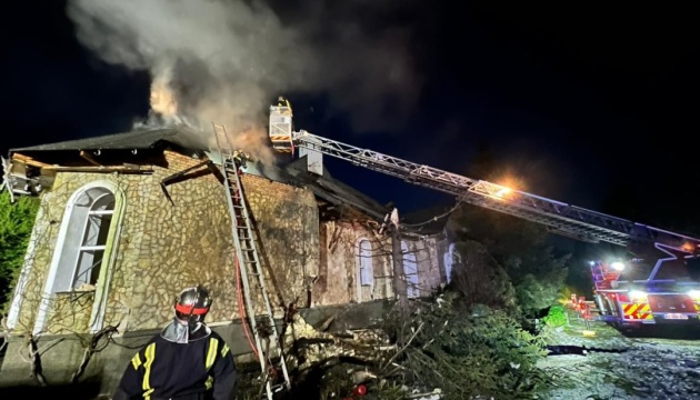 На Київщині внаслідок атаки дронів загорівся будинок, уламками пошкоджений дах магазину