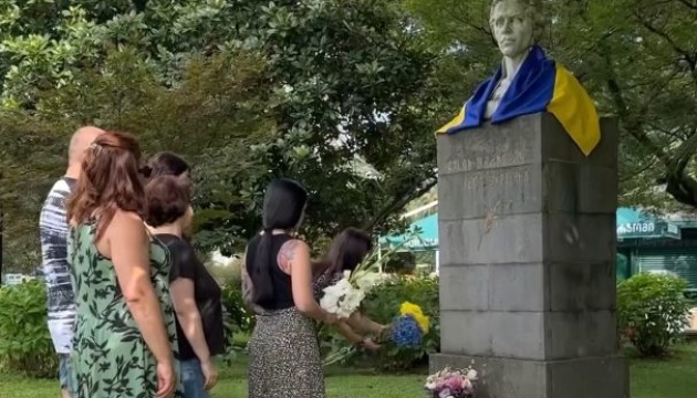 У Грузії записали відео для вшанування пам’яті Лесі Українки та поклали квіти до її пам’ятника