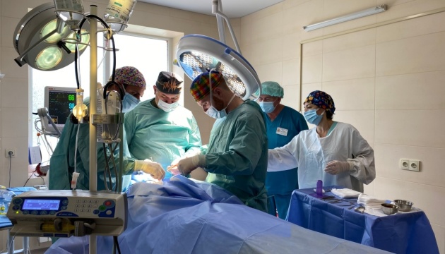 Пластичні хірурги з Чехії оперують у Львові пацієнтів із воєнними травмами