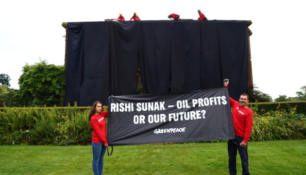 Активісти Greenpeace на знак протесту залізли на дах будинку прем’єра Британії