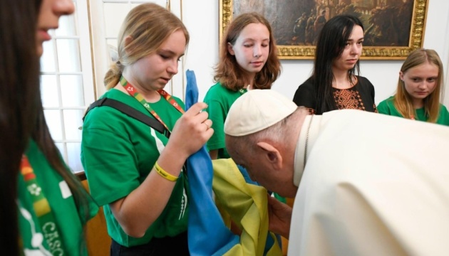 Папа Римський помолився з молоддю за Україну