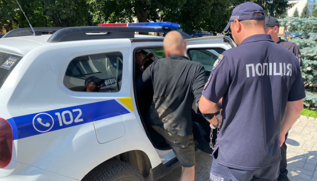 На Чернігівщині затримали чоловіка, що катував і не випускав із дому жінку з дітьми