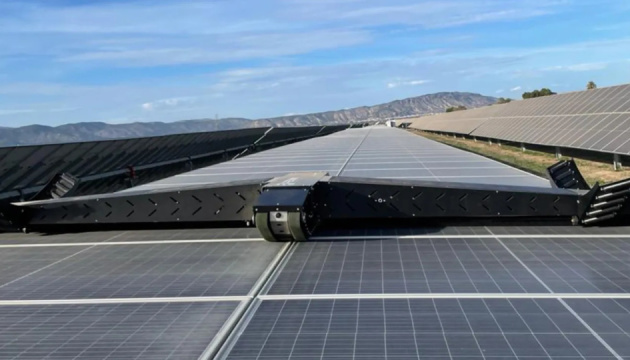 В Італії створили робота, який чистить сонячні батареї без води чи газу