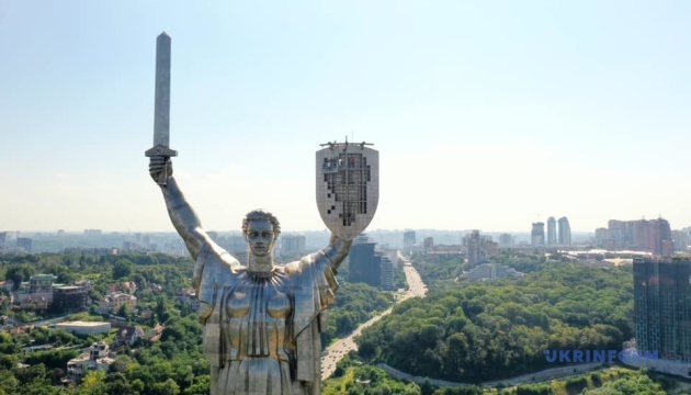 Kyjiw: Dreizack auf Mutter-Heimat-Statue wird montiert