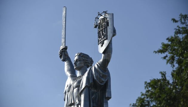 Тризуб підняли на «Батьківщину-матір» у Києві