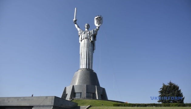 キーウ市内の「祖国の母」像の盾の紋章、ソ連のものからウクライナ国章に変更