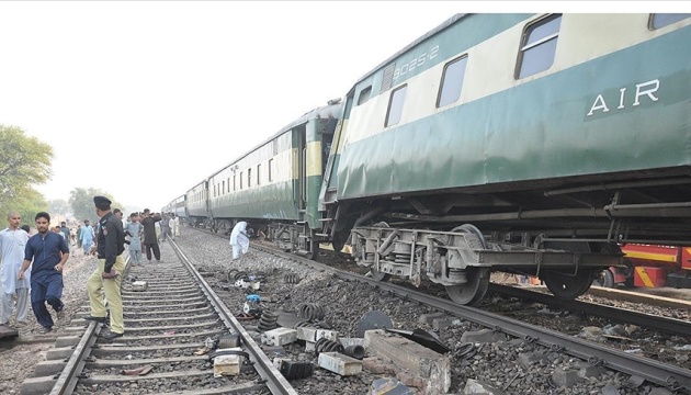 У Пакистані зійшов з рейок потяг: 30 загиблих