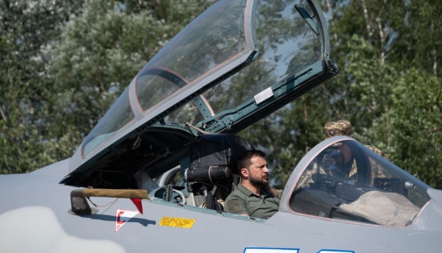 Präsident Selensyj besichtigt Waffen der Luftstreitkräfte