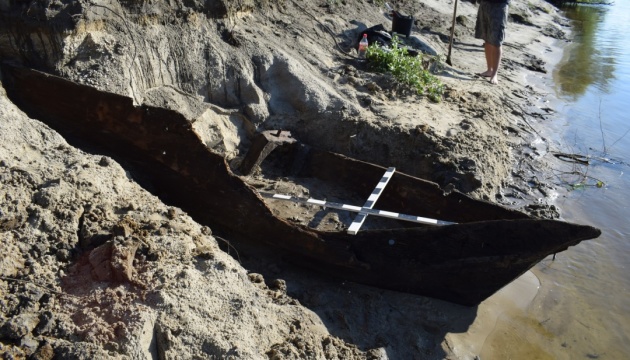 Археологи оглянули дерев’яний човен, знайдений рибалками у Десні неподалік Чернігова 