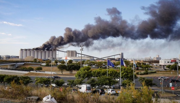У французькому порту - масштабна пожежа на зерносховищі