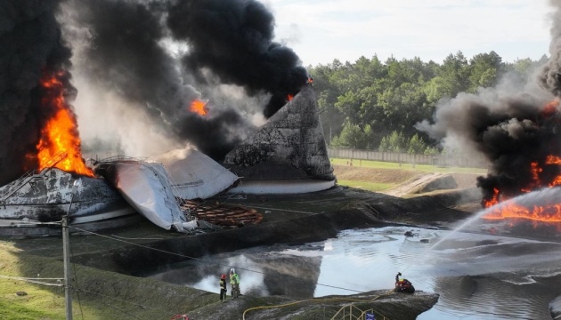 Пожежу на нафтобазі у Рівненській області локалізували