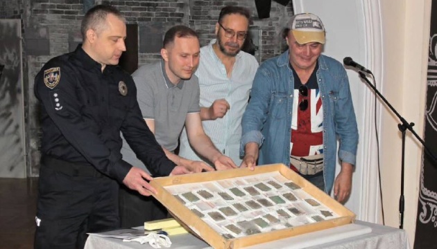 Поліція передала до Національного музею історії України унікальну прикрасу III століття