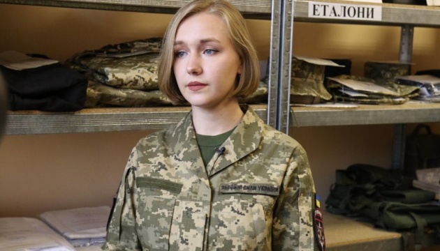 Жіночу літню форму офіційно поставили на забезпечення української армії