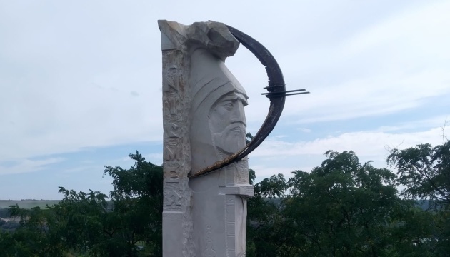 На Вінниччині встановили єдиний у світі пам'ятник сарматському царю Інесмею
