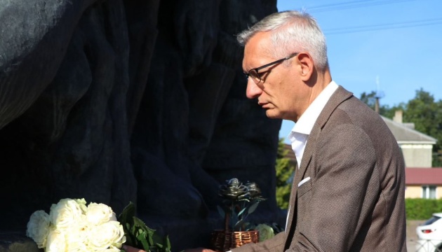 Новий посол ФРН вшанував пам'ять жертв Корюківської трагедії