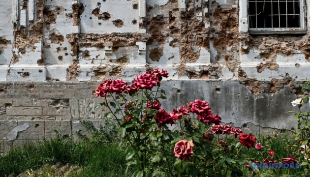 Guerre en Ukraine : Cinq personnes blessées lors d’une frappe aérienne russe sur Kherson 