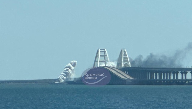 У районі Кримського мосту пролунали вибухи