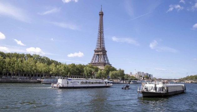 У Парижі через загрозу вибуху евакуювали людей з Ейфелевої вежі