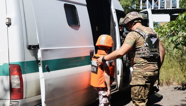 «Білі янголи» на Донеччині вивезли з-під обстрілів ще трьох дітей