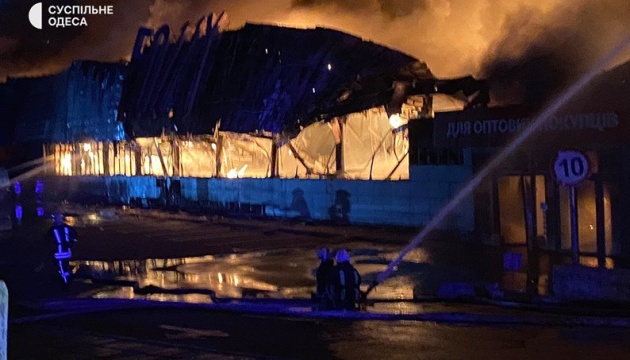 Унаслідок ворожої атаки в Одесі загорівся гіпермаркет