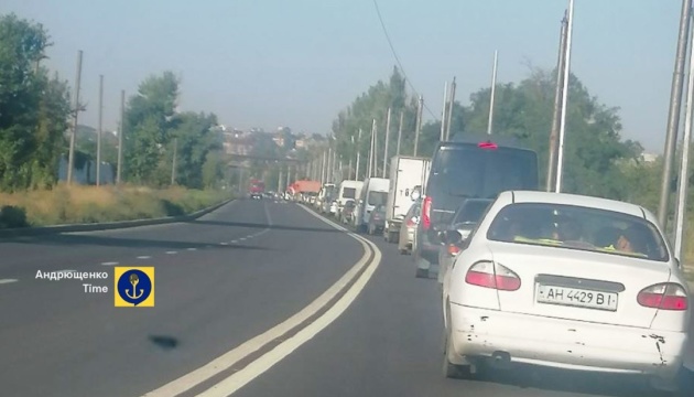 У Маріуполі утворився багатокілометровий затор машин у напрямку Криму