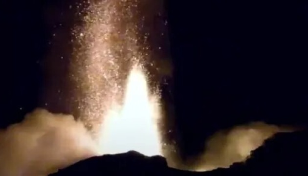 В Італії вулкан Етна почав фонтанувати лавою