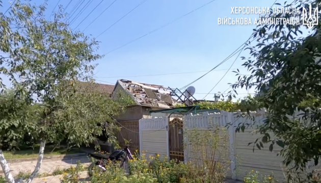 Росіяни обстріляли житлові будинки у Херсоні, поранена жінка