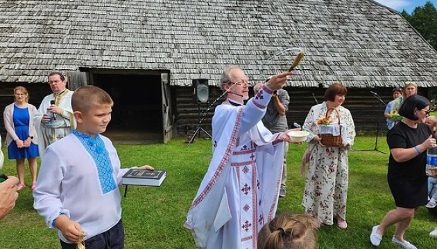 Українці Литви відсвяткували Медовий Спас в музеї просто неба зі священником ПЦУ