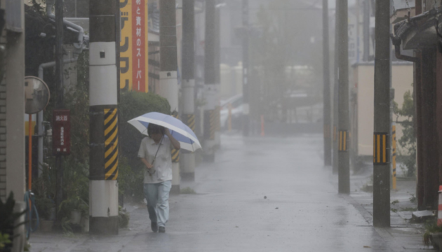 Тайфун «Лан» обрушився на захід Японії, скасовані понад 560 авіарейсів