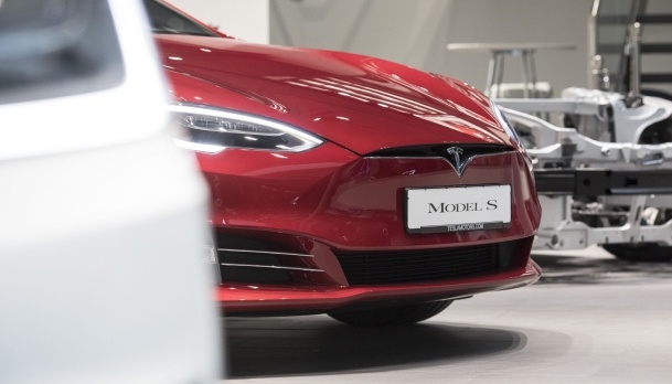 Tesla представила дві нові дешевші версії Model S і X